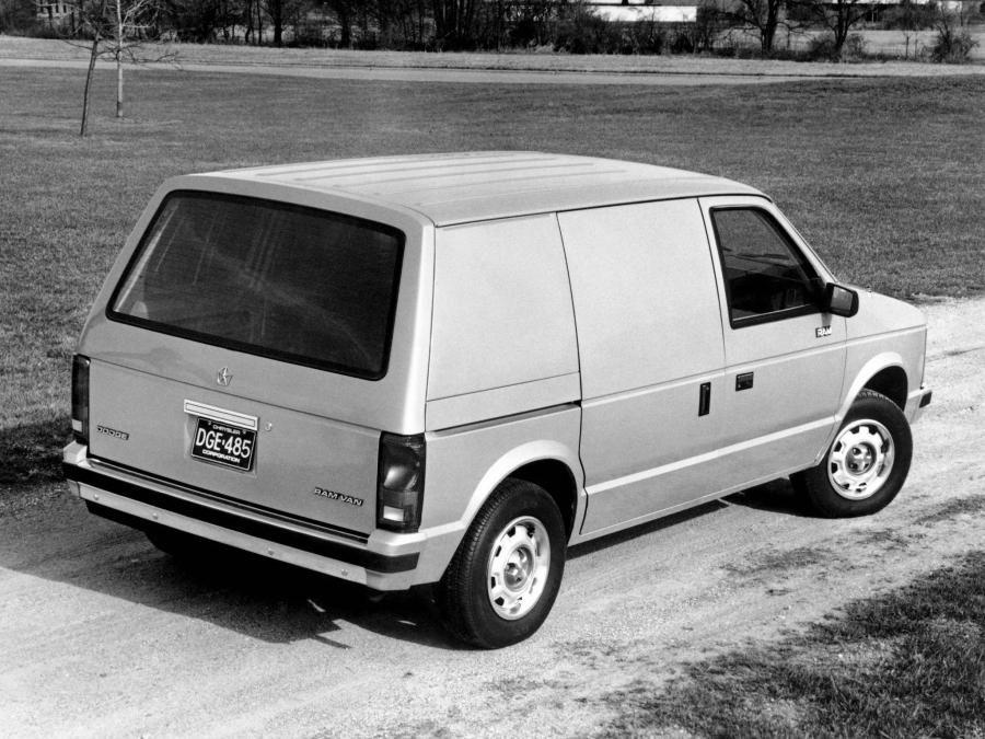  Dodge Mini Ram Van 1984 года  (фото 8 из 11)